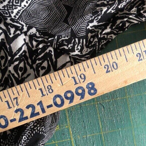 NY Collection Black White Print Ruffle V Neck Blouse Top Medium Short Sleeve - Picture 5 of 7